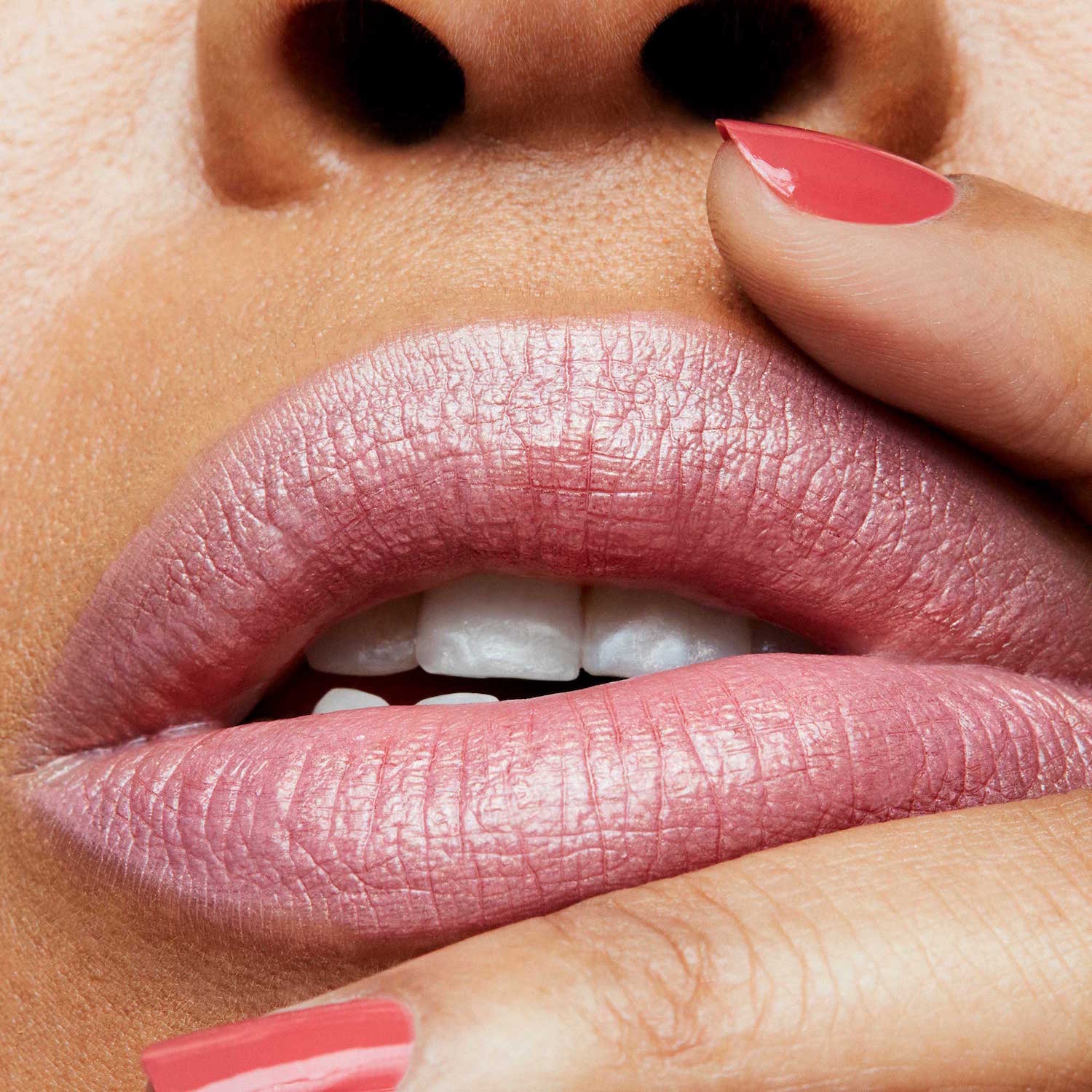 FROST LIPSTICK (LABIAL EN BARRA ACABADO APERLADO)